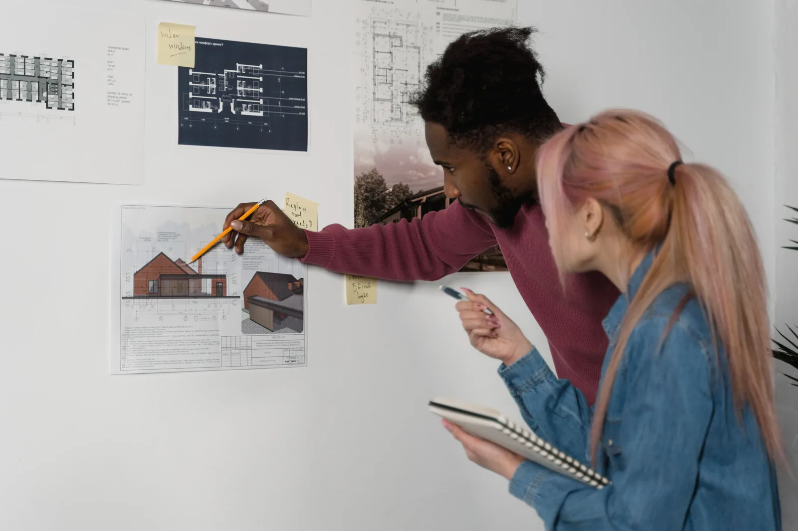 Profissionais de arquitetura analisando desenhos de um projeto