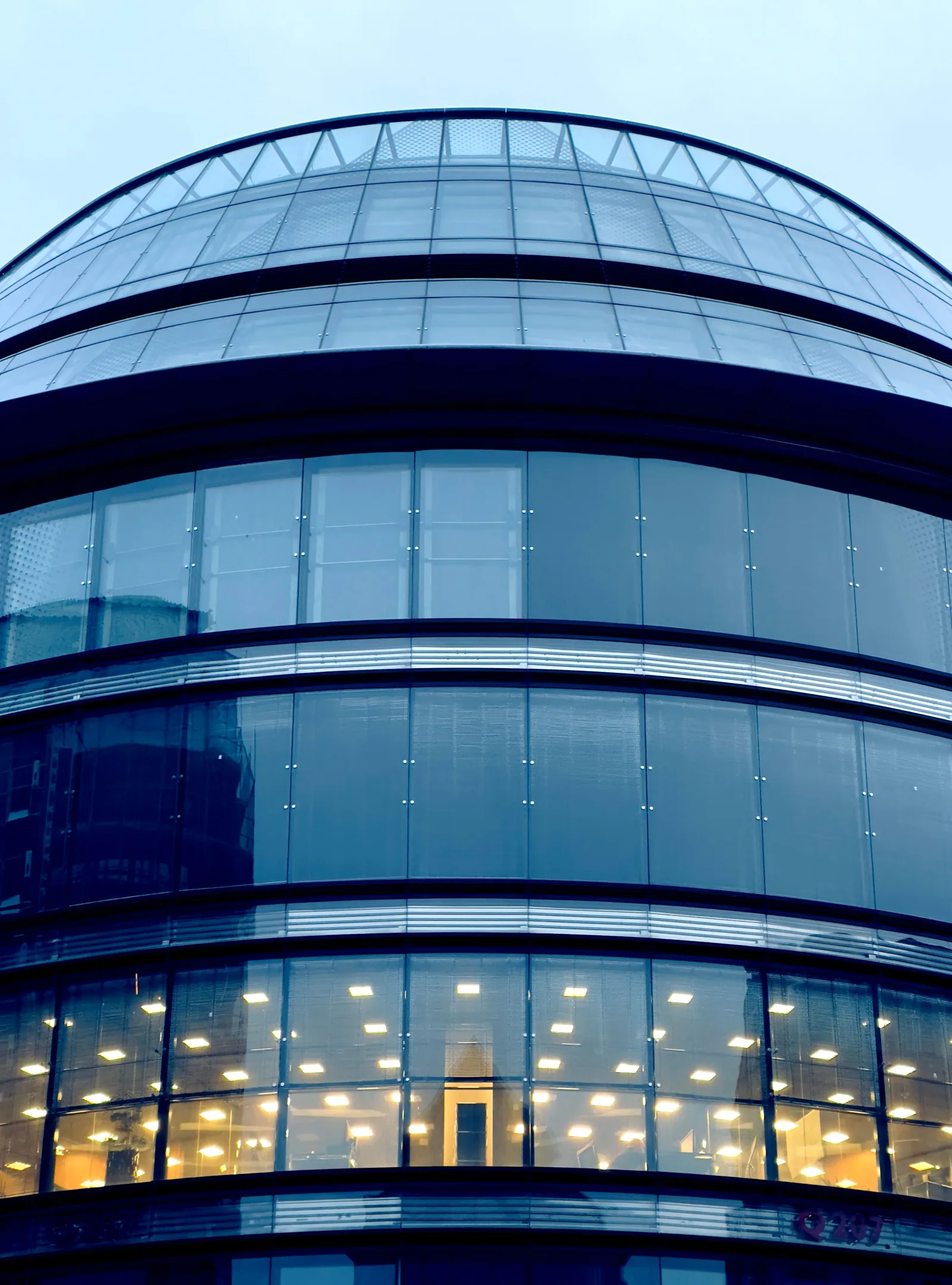 Edificação corporativa contemporânea com iluminação noturna