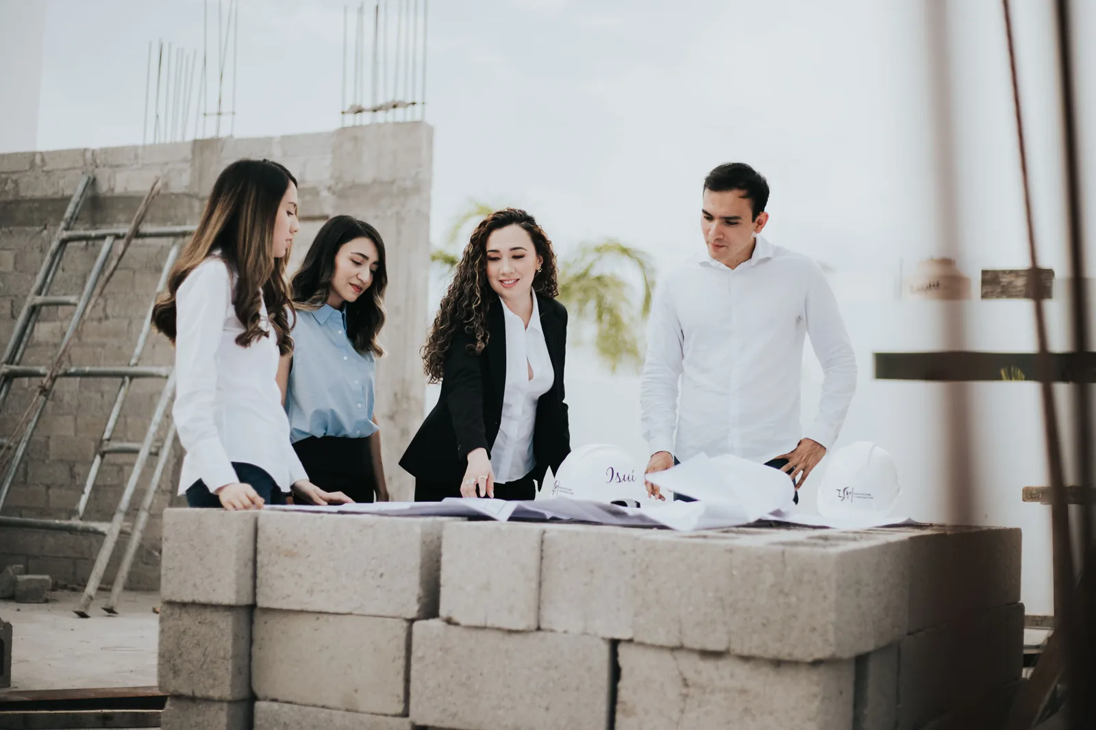 Equipe técnica revisando plantas de um empreendimento