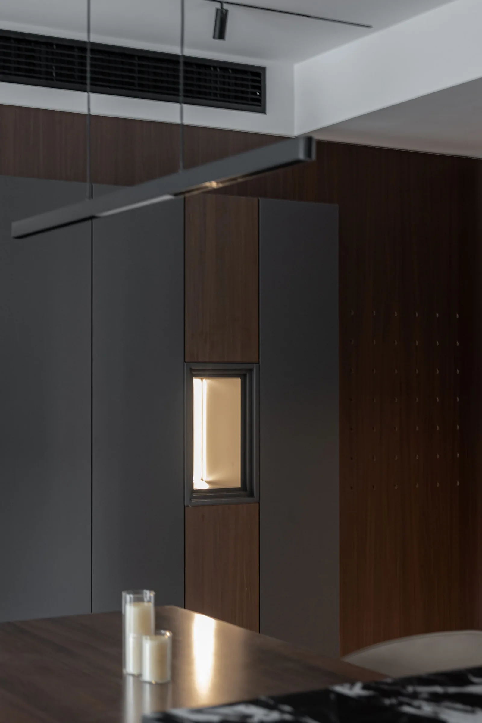 Interior residencial contemporâneo com iluminação integrada