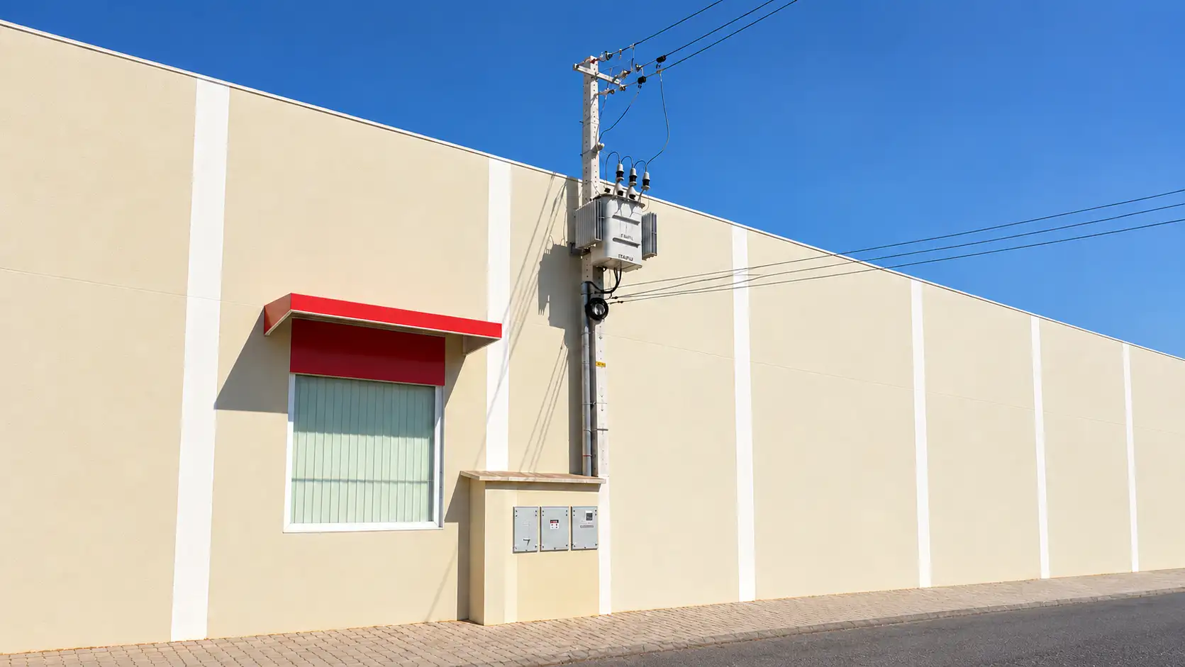 Transformador aéreo, ramal e medição junto a uma edificação