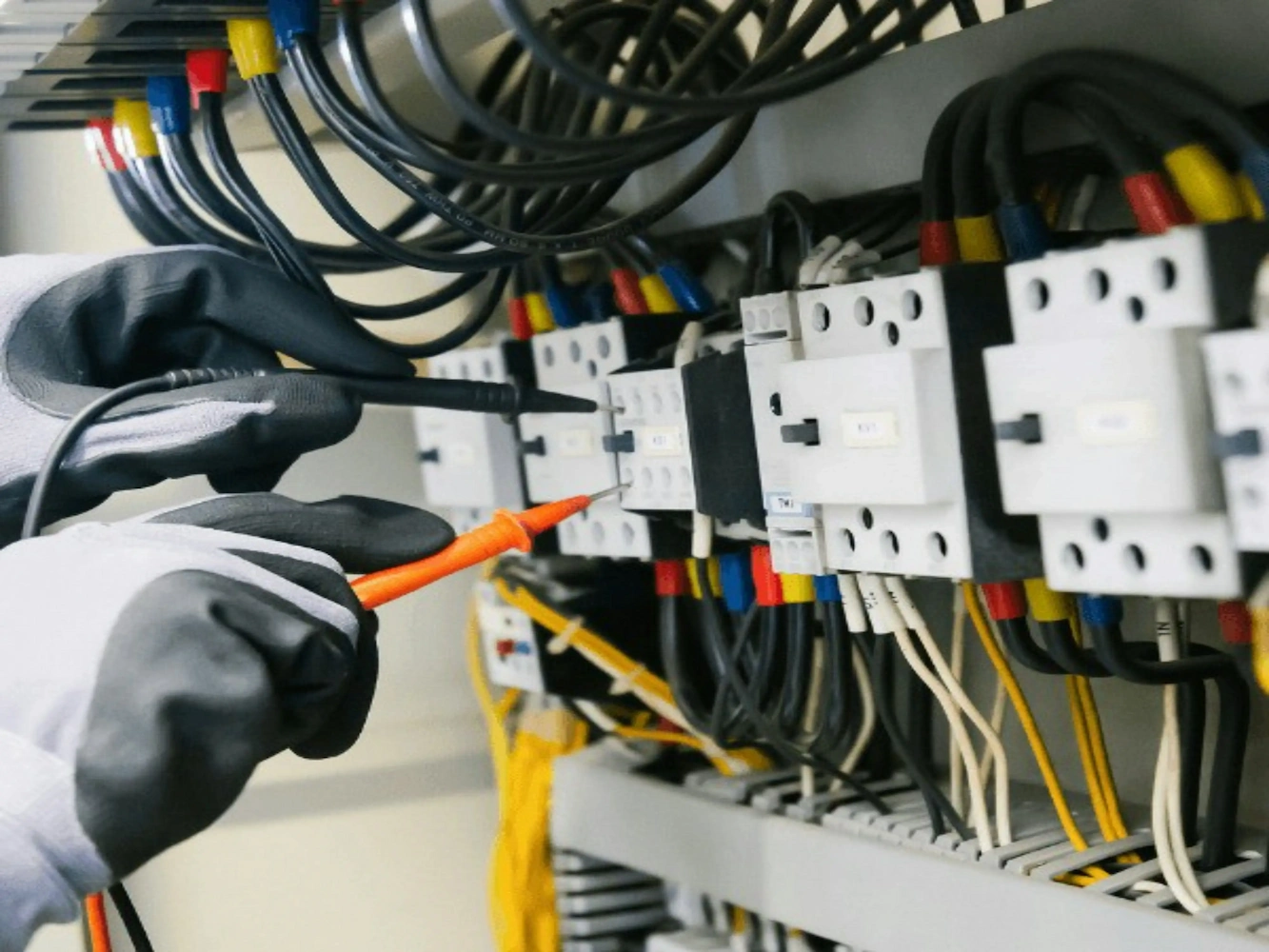 Medição técnica realizada em painel elétrico durante uma avaliação